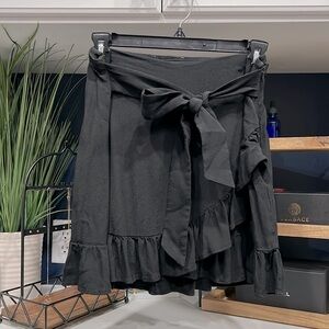 Express black ruffle skirt size 6 100% RAYON